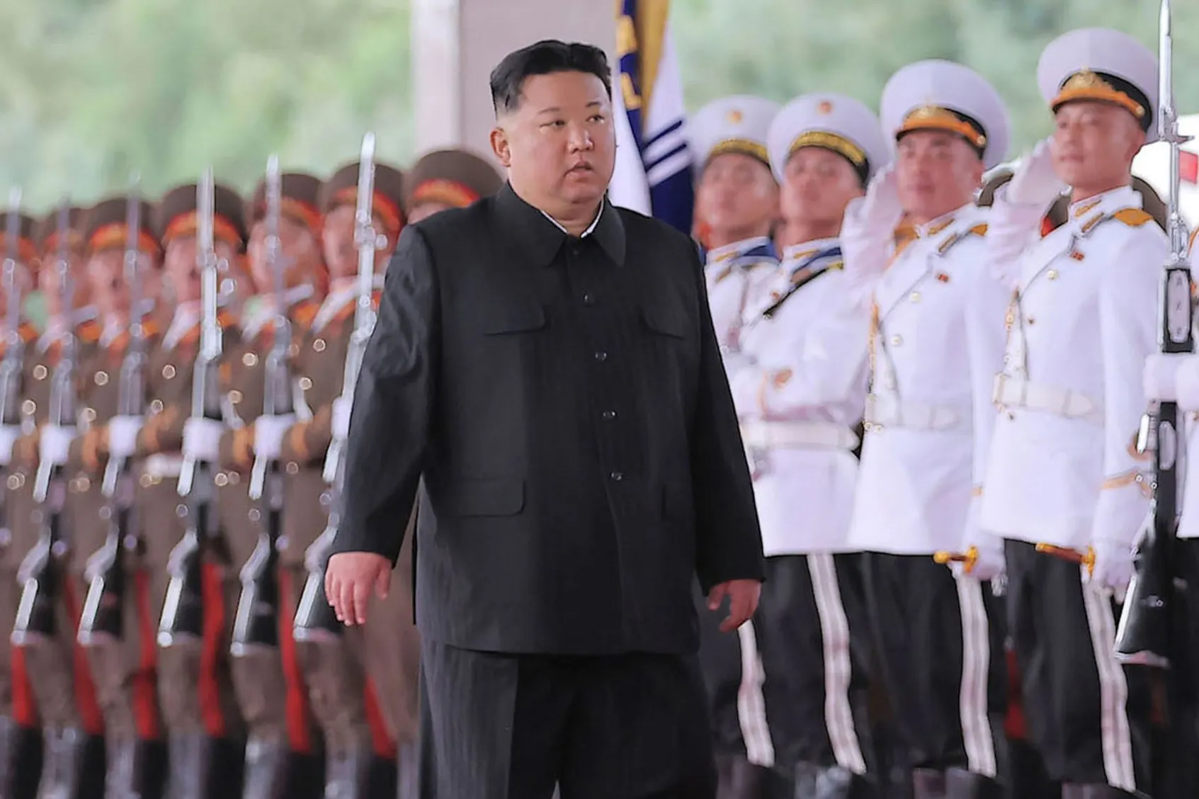 Kim Jong-un bei einer Militärzeremonie: Die Führung stellt junge Menschen zunehmend in den Dienst von Ideologie und Kriegspolitik.
