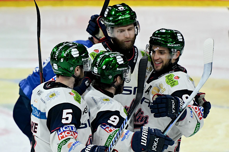 Ty Ronning (2.v.l., Eisbären Berlin) bejubelt das Tor zum 0:3 mit seinen Teamkollegen. 