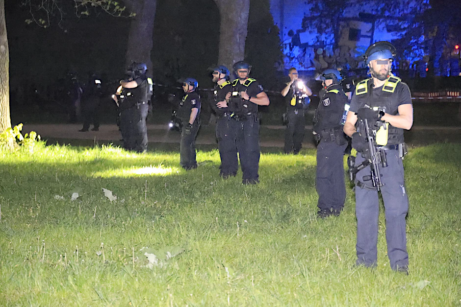 In der Hermannstraße (Höhe Leinestraße) wurden in der Nacht zwei Männer durch Schüsse in die Beine schwer verletzt. Die Polizei suchte mit einem Großaufgebot den Bereich ab.