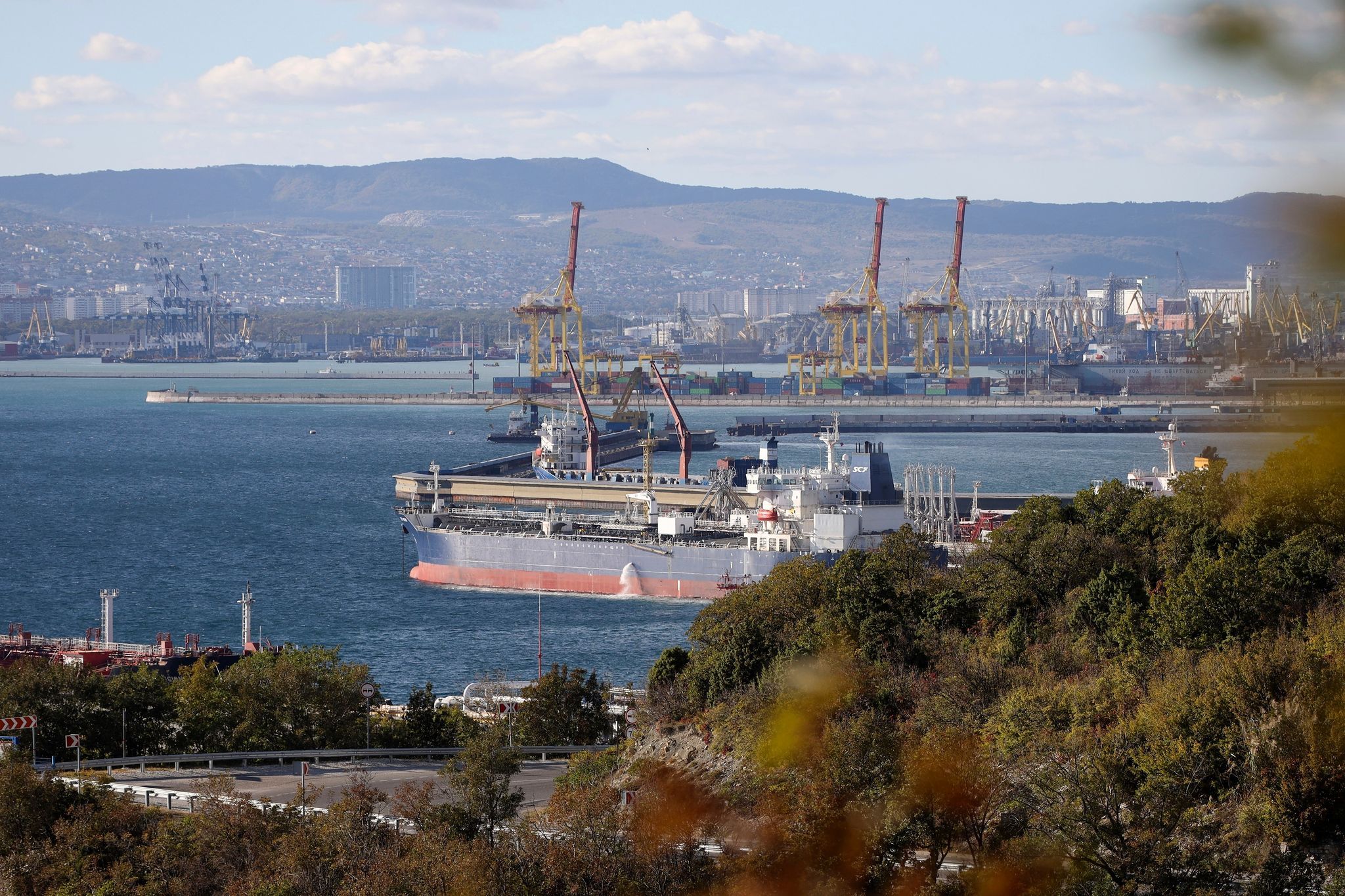 Ukraine-Krieg: Selenskyj meldet Angriffe auf russische Öltanker und Ostsee-Hafen Primorsk