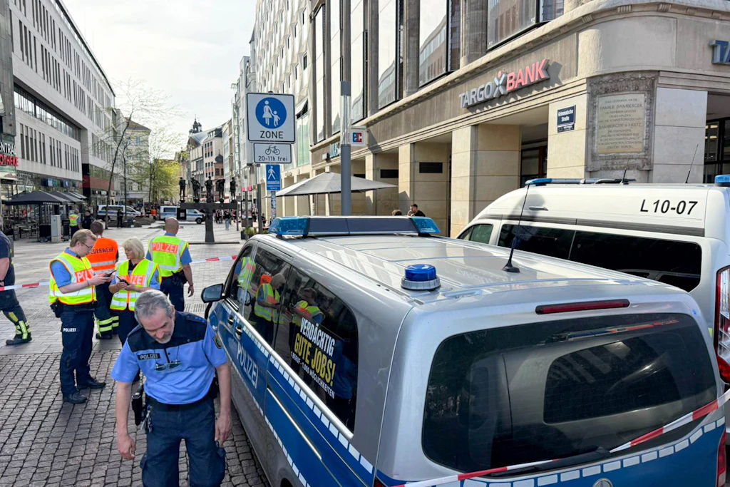 Zahlreiche Einsatzkräfte von Rettungsdienst, Feuerwehr und Polizei rücken in der Leipziger Innenstadt an. 