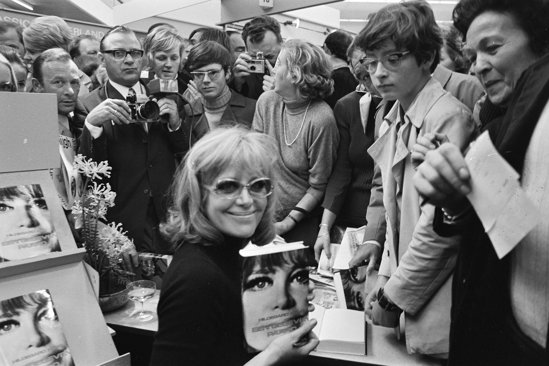 Überall war der erste DEFA-Star: Hildegard Knef signiert hier in Amsterdam ihr Buch „Der geschenkte Gaul“. War der Roman ein Grund, warum Er in der DDR nicht erschien?