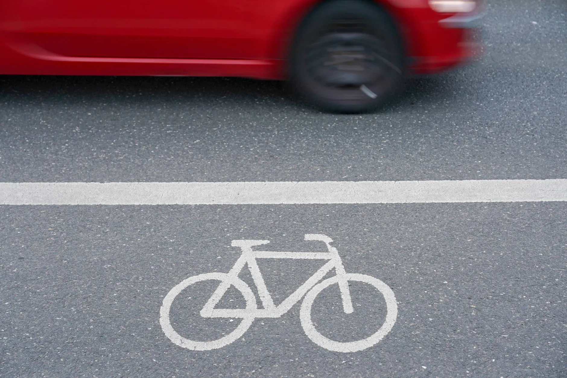 Der Radstreifen auf der Straße Unter den Eichen soll zugunster der Autofahrer wieder abgeschafft werden. (Symbolbild)