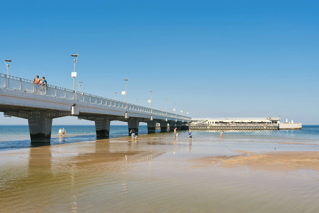 Die Seebrücke in Kolberg ist mit mehr als 500.000 Besuchern jährlich eine der beliebtesten Sehenswürdigkeiten an der polnischen Ostseeküste.
