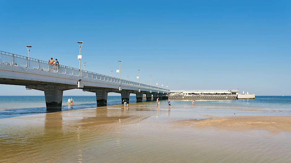  Die Seebrücke in Kolberg ist mit mehr als 500.000 Besuchern jährlich eine der beliebtesten Sehenswürdigkeiten an der polnischen Ostseeküste – der Besuch kostet seit der Sanierung Eintritt.