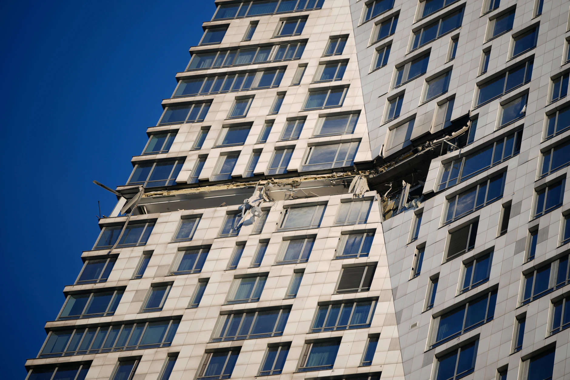 Moskau: Nach einem Drohnenangriff ist ein Wohnhaus in der Mosfilmowskaja-Straße beschädigt.