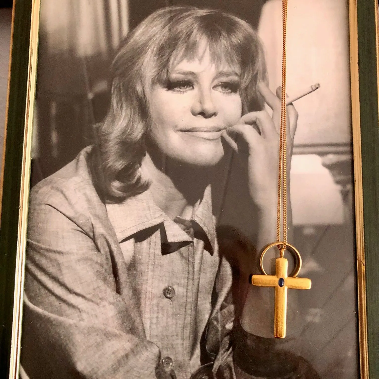 Die Kette mit dem Goldenen Kreuz und dem Ehering von Hildegard Knef.