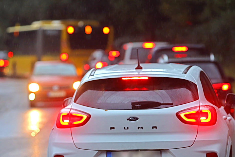 Bremsen im Notfall: Bei einer Vollbremsung (ab 50 km/h) blinken neue adaptive Bremslichter.