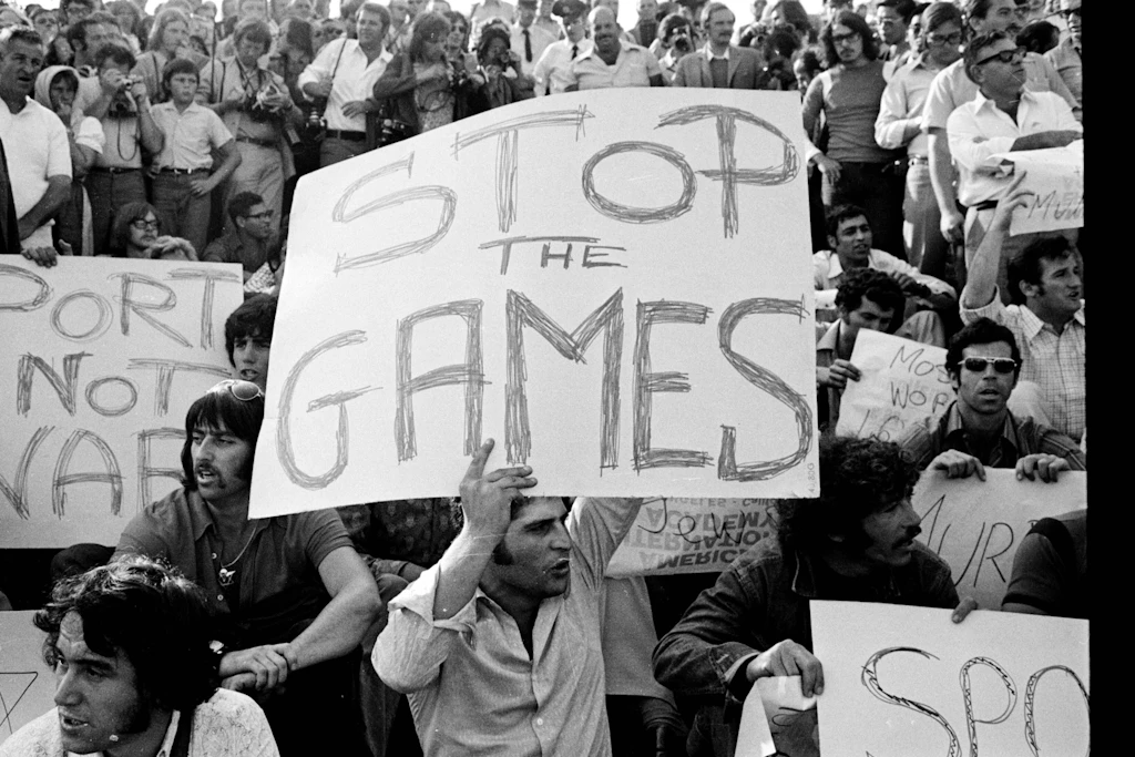 Nach dem Attentat auf israelische Sportler fordern Menschen den Abbruch der Olympischen Sommerspiele in München 1972.