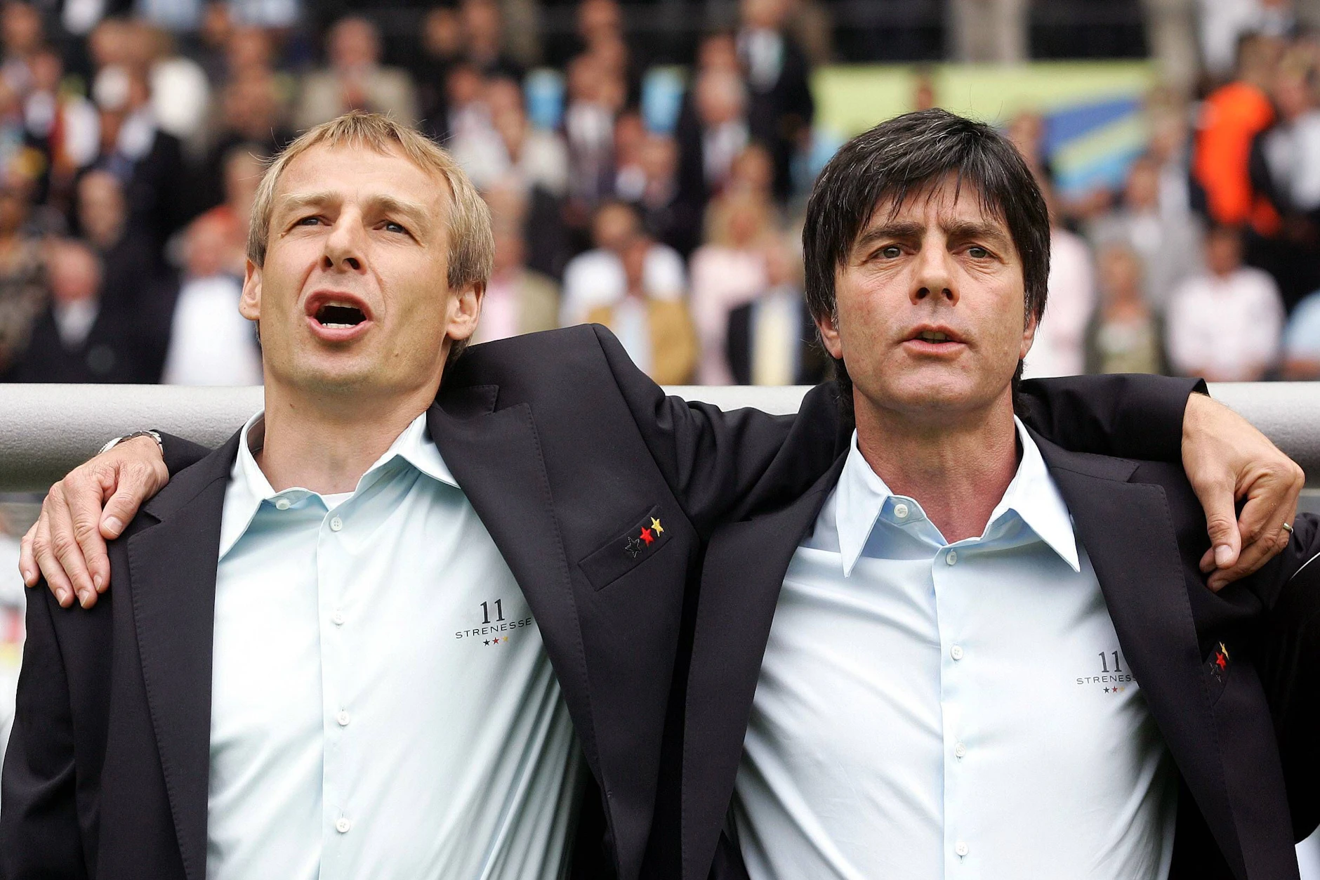 Ausgestattet von Strenesse zur WM 2006: der damalige Bundestrainer Jürgen Klinsmann (l.) und Co-Trainer Joachim Löw während der Nationalhymne