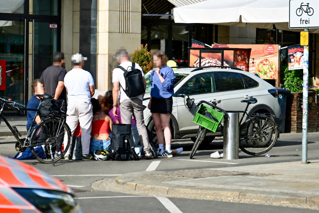 Mit diesem weißen VW Taigo soll der Täter in eine Menschengruppe gerast sein.
