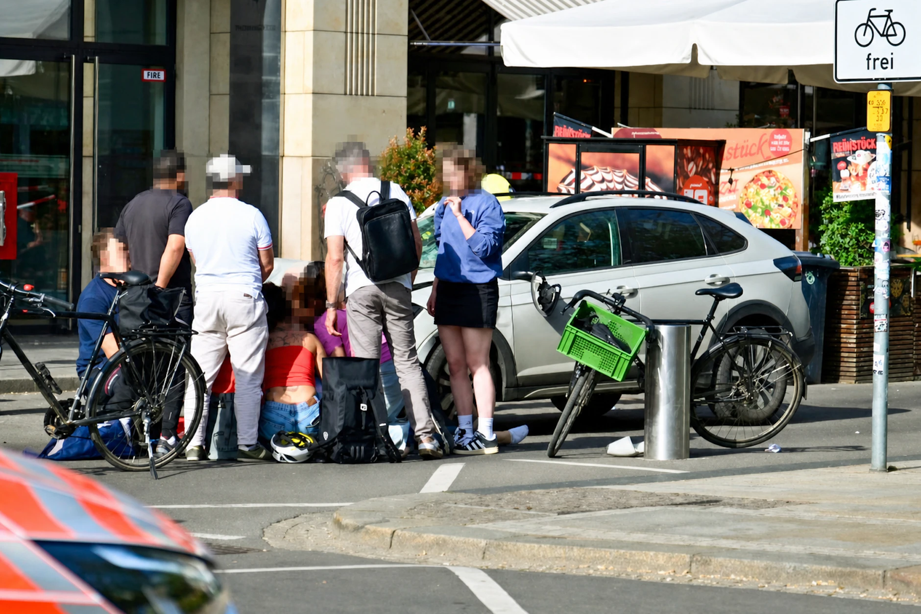 Mit diesem weißen VW Taigo soll der Täter in eine Menschengruppe gerast sein.