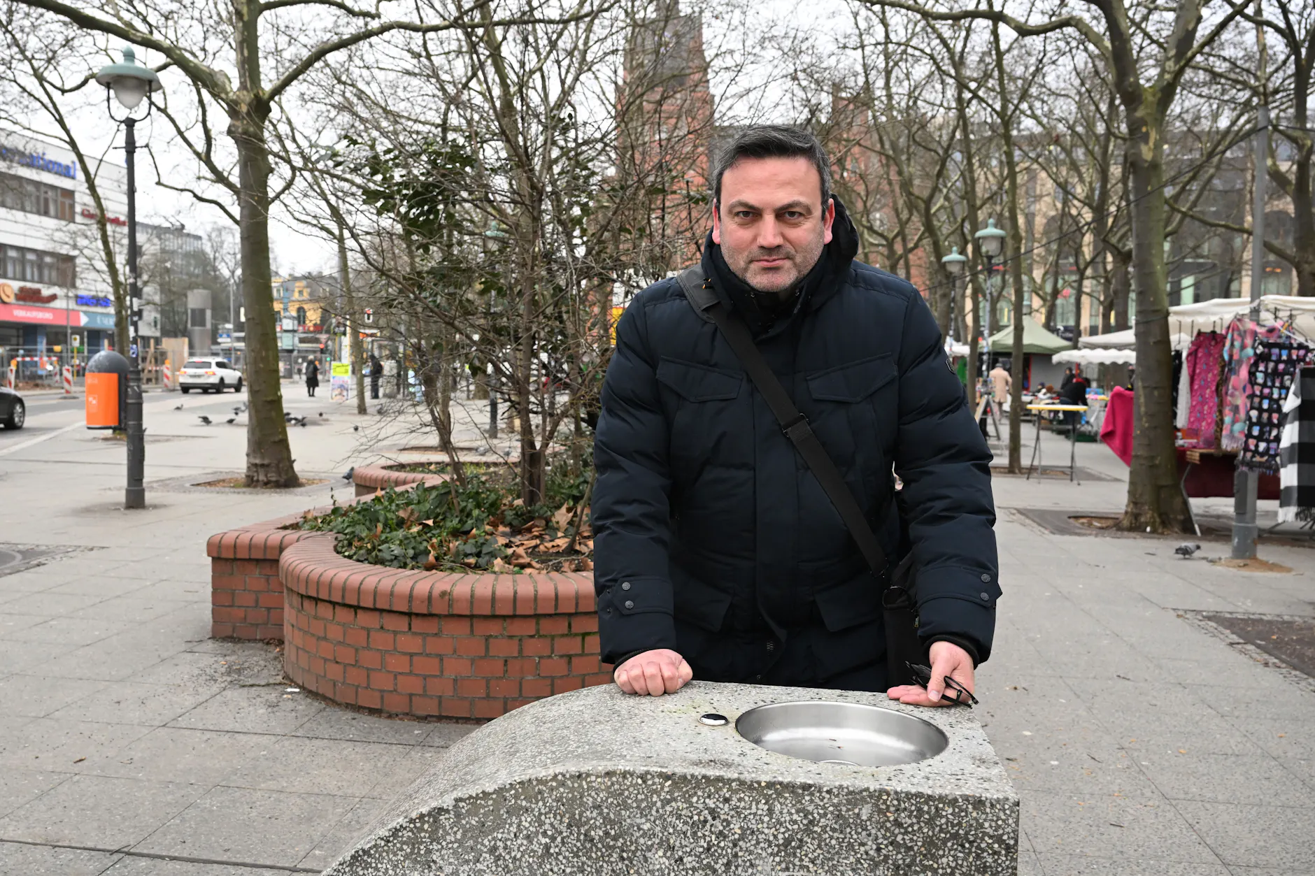 Urban Aykal ist der Bezirksstadtrat für Ordnung, Umwelt- und Naturschutz, Straßen und Grünflächen von Steglitz-Zehlendorf. Er spricht sich gegen den Rückbau des Radwegs aus.