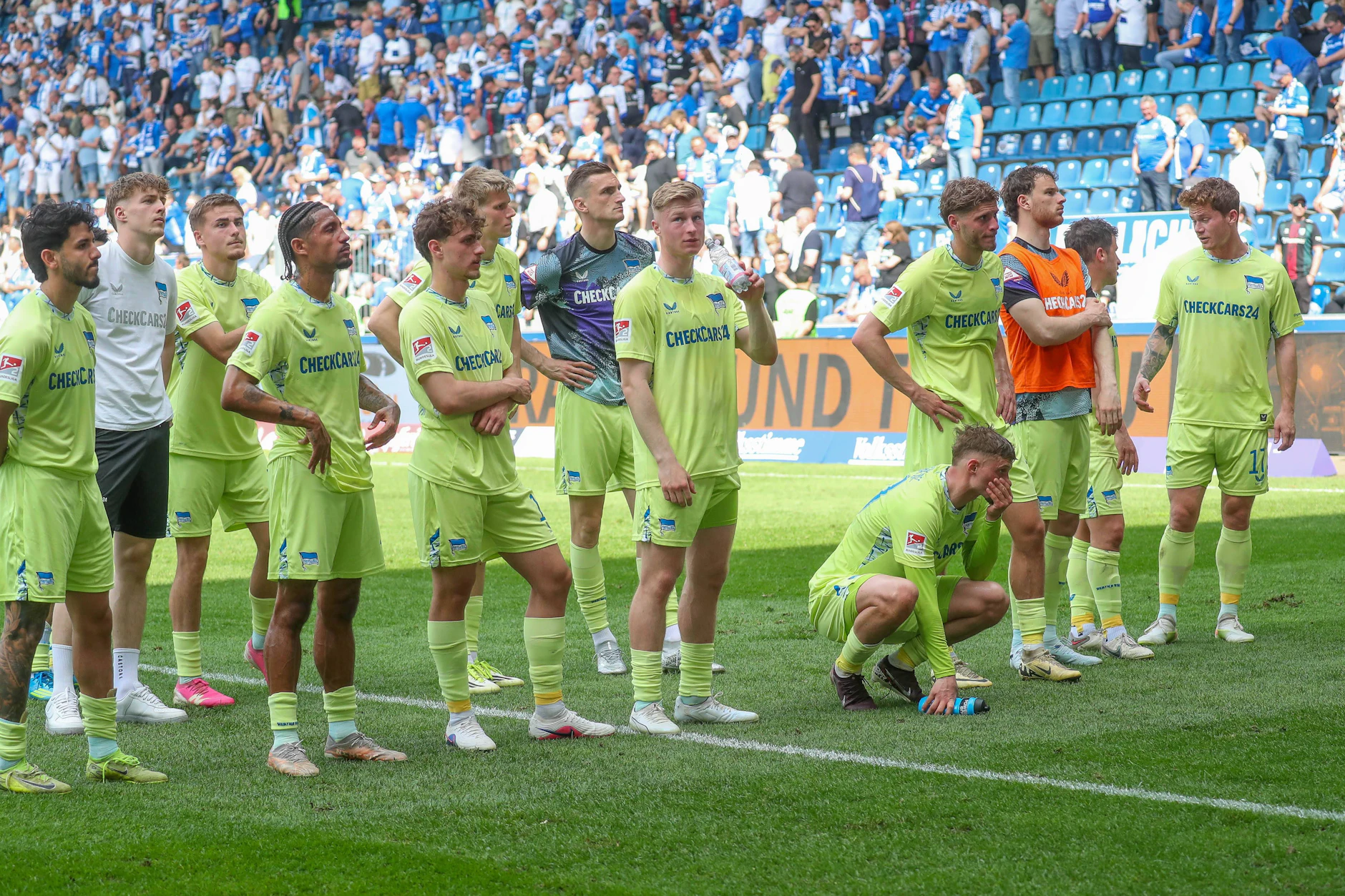 Herthas Profis gehen nach dem 0:1 in Magdeburg geknickt zu ihren mitgereisten Fans. Die Enttäuschung war riesig.