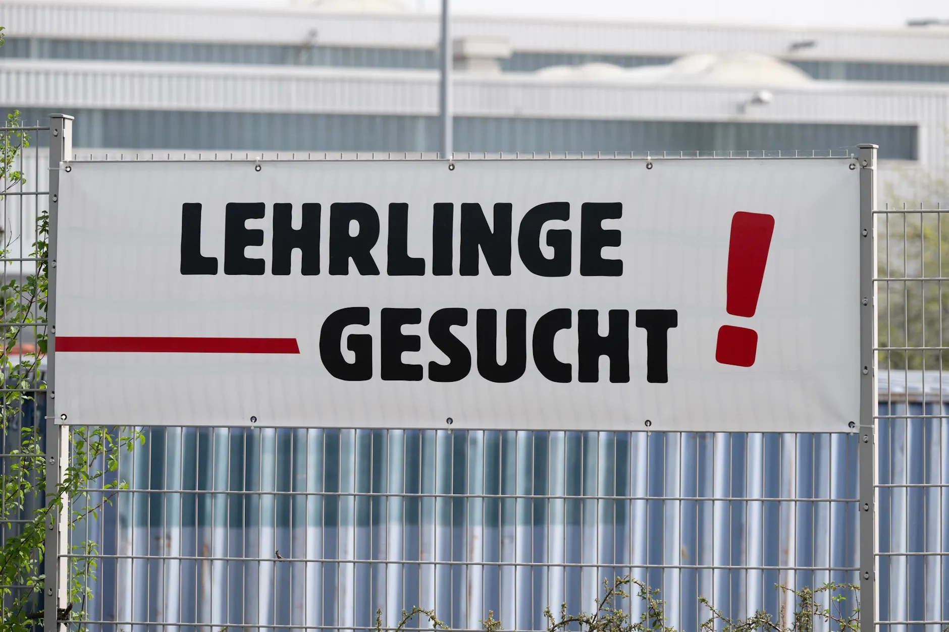 Trotz zunehmenden Fachkräftemangels bleiben jedes Jahr Zehntausende Ausbildungsplätze in Deutschland unbesetzt.