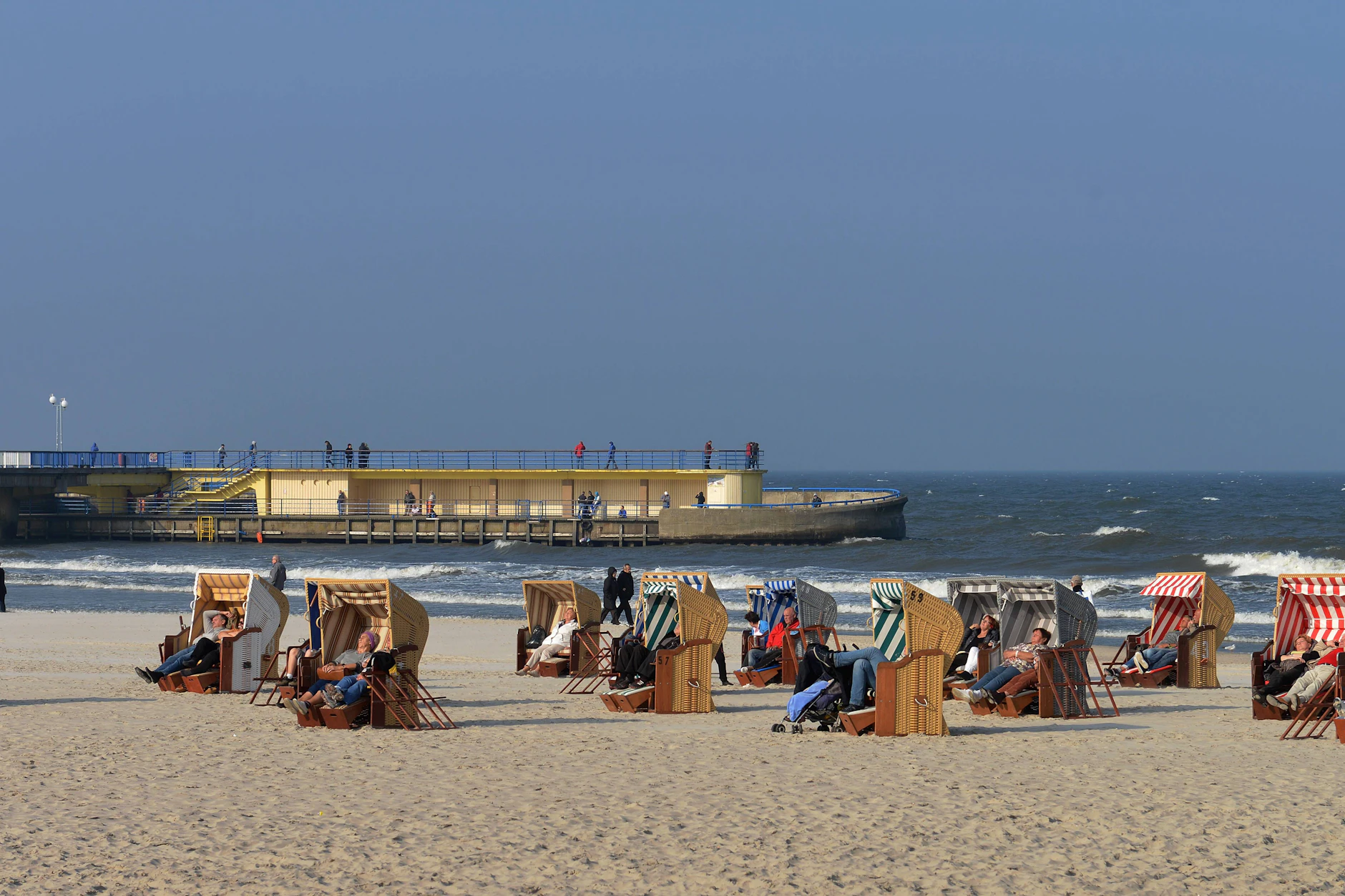 Strandkörbe und Seebrücke – Kolberg an der polnischen Ostseeküste ist ein beliebtes Ziel für deutsche Urlauber, besonders aus Ostdeutschland.