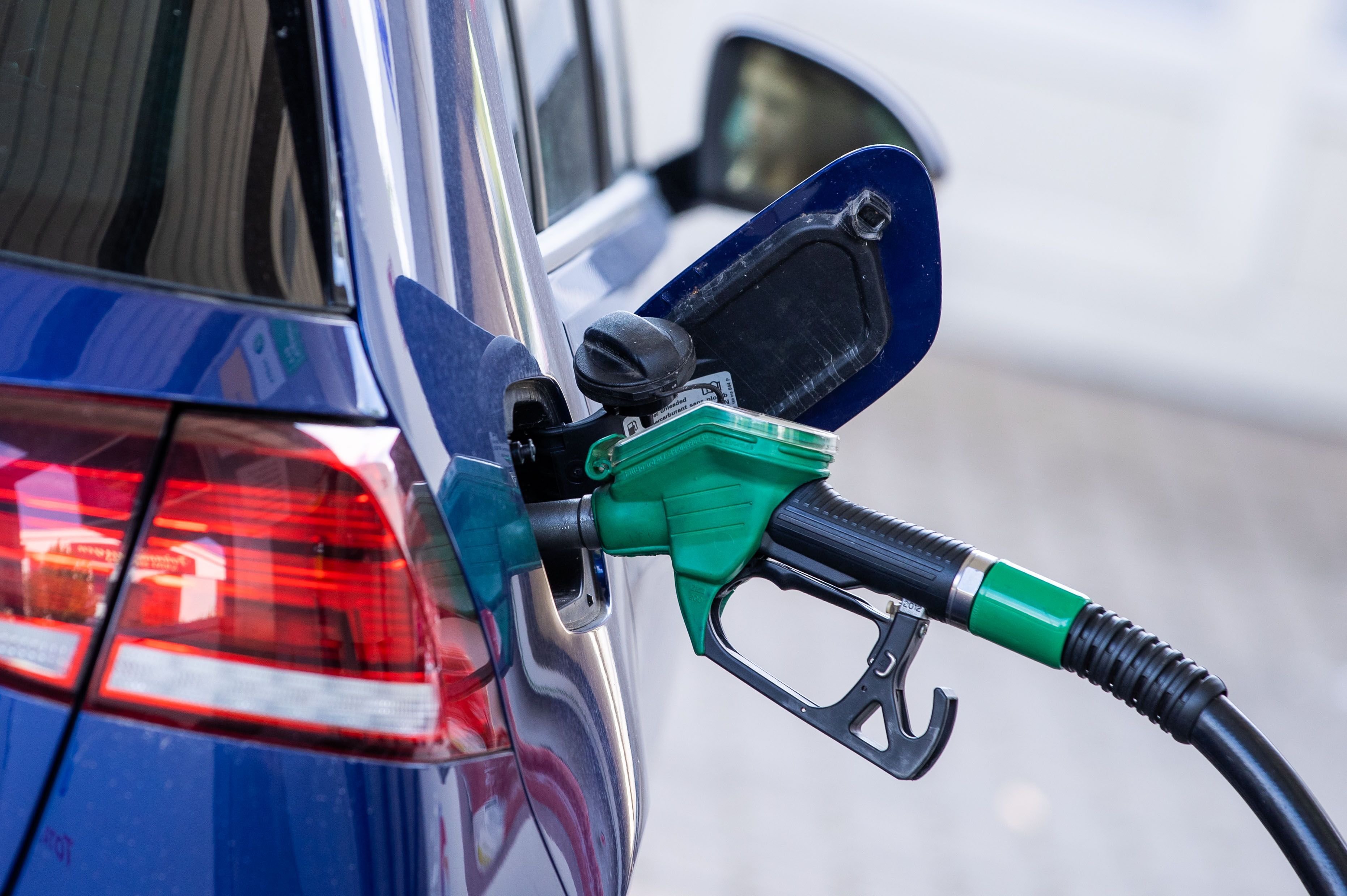 Benzin und Diesel wieder über 2 Euro – ADAC kritisiert Mineralölkonzerne