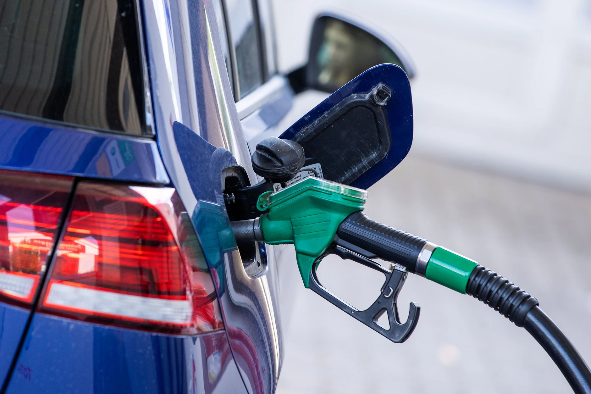 Der ADAC kritisiert, dass die Energiesteuersenkung nicht vollständig an die Verbraucher weitergegeben werde.