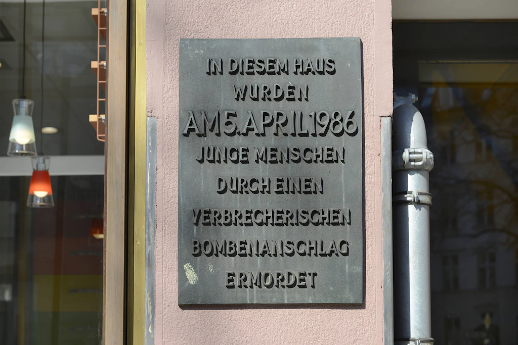 Mit einer Gedenktafel wird an den Anschlag auf die Diskothek La Belle, bei dem drei Menschen ums Leben kamen, erinnert.