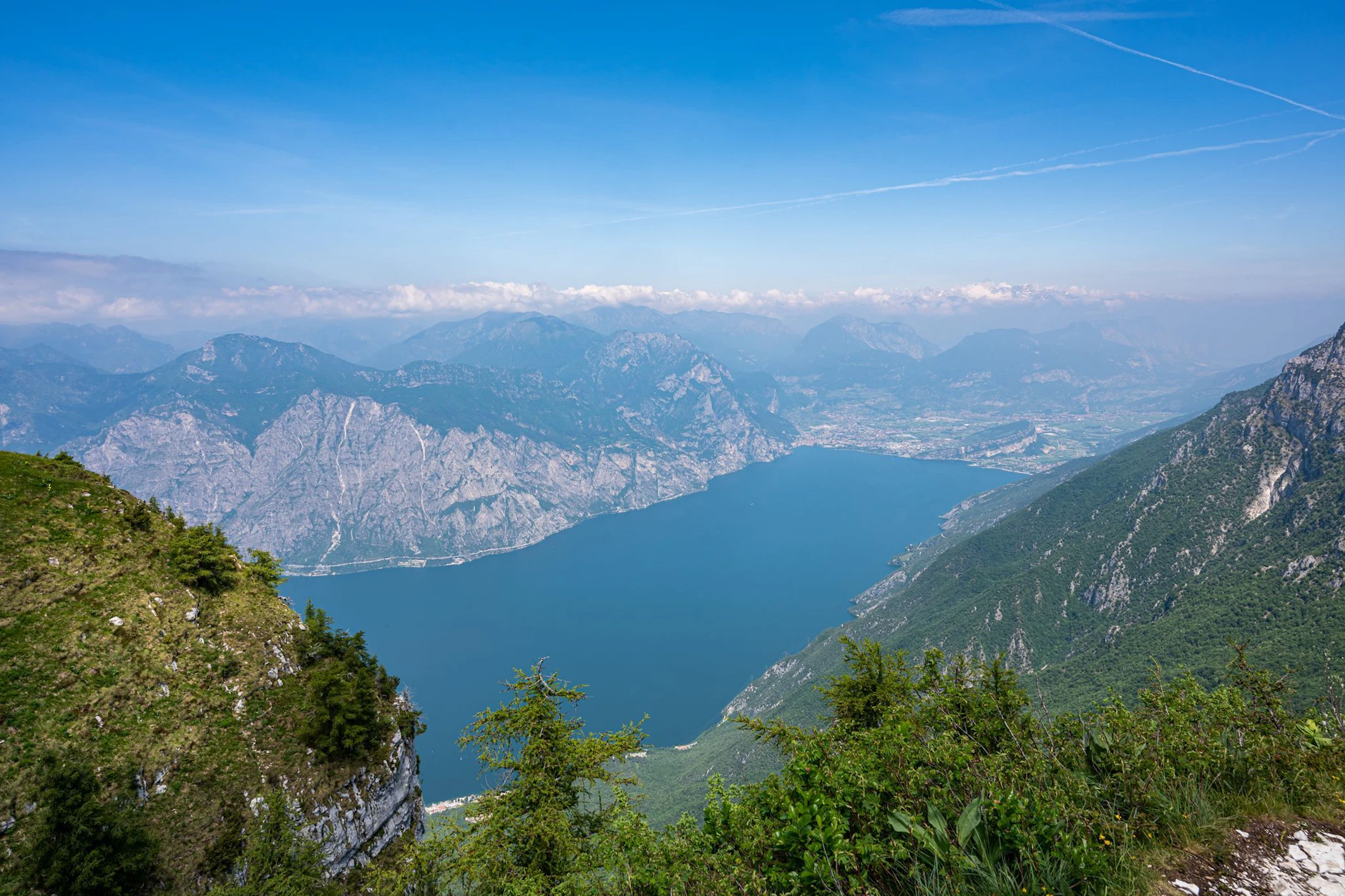 Der Gardasee von oben – gut zu erkennen ist die schmale, längliche Form des Sees, die eine vollständige Durchmischung des Wassers so selten macht. 
