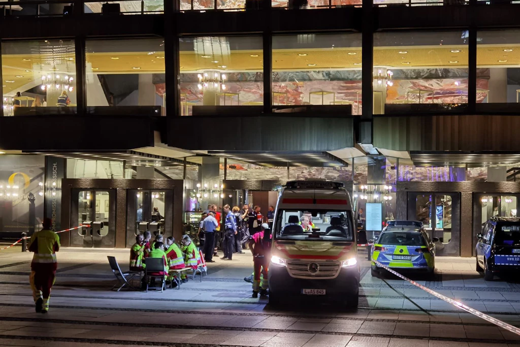 Auch Retter haben Hunger: Die Einsatzkräfte wurden nach dem stundenlangen Einsatz am Gewandhaus mit einem Abendbrot versorgt. 