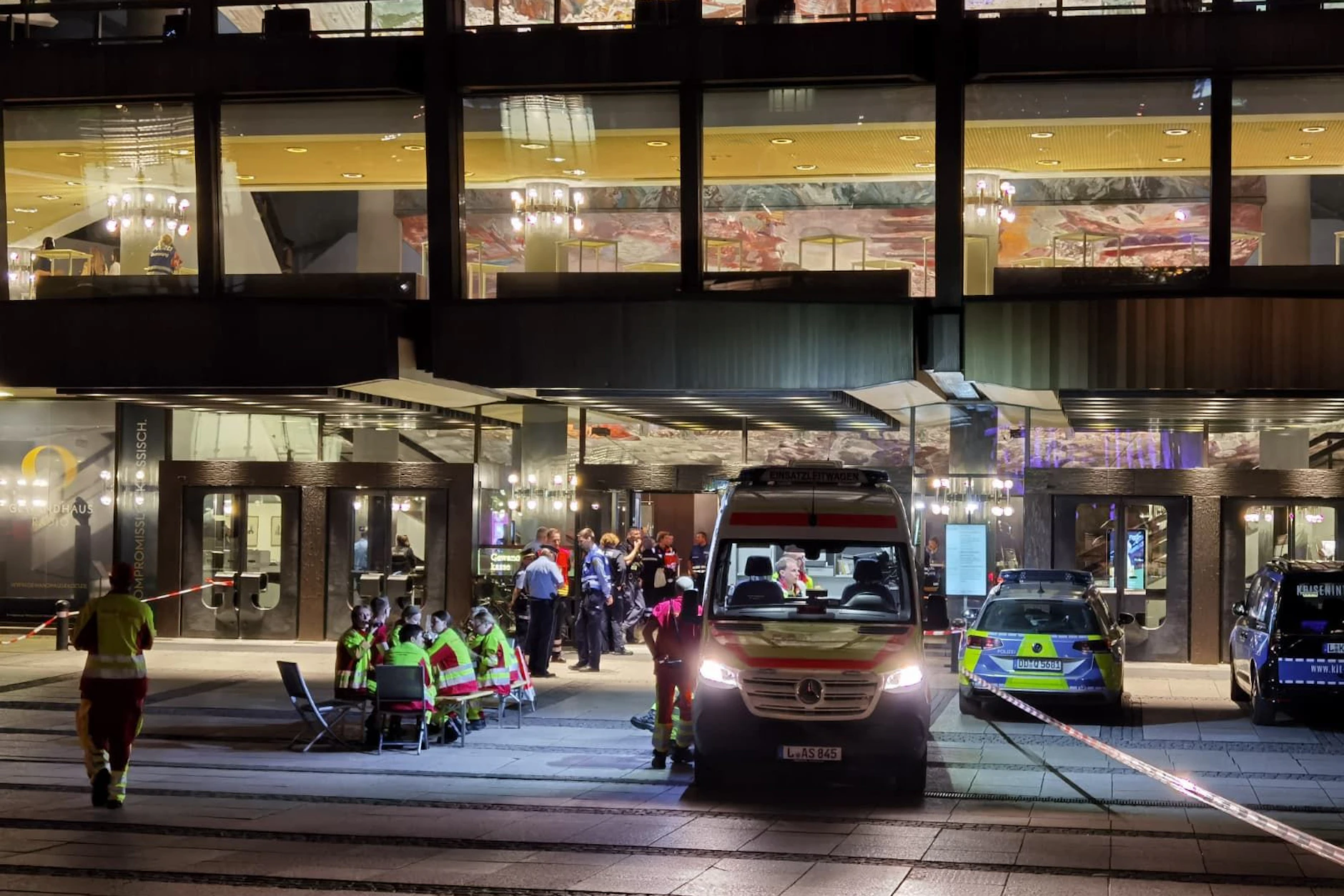 Auch Retter haben Hunger: Die Einsatzkräfte wurden nach dem stundenlangen Einsatz am Gewandhaus mit einem Abendbrot versorgt. 