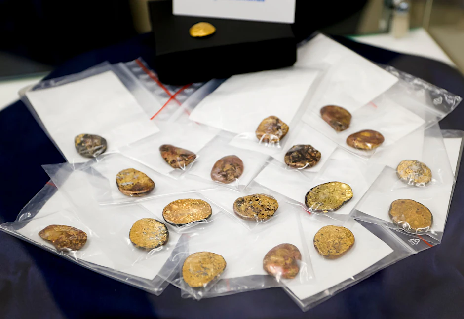 Sichergestellte Münzklumpen im Fall des Manchinger Goldschatz-Diebstahls.