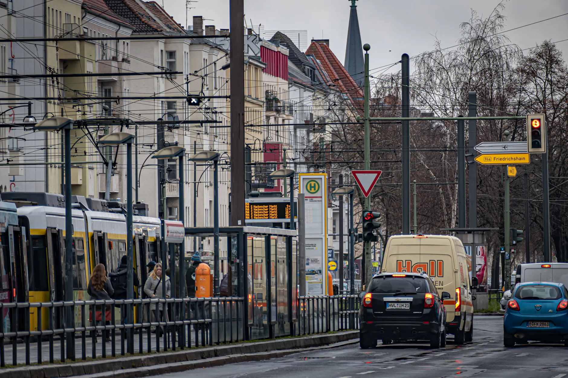 Die Tat passierte an der Kreuzung Greifswalder Straße / Danziger Straße in Prenzlauer Berg. (Archivbild)