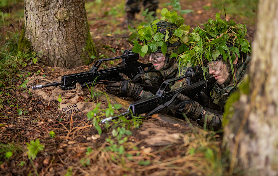 Reservisten nehmen auf einem Übungsplatz der Bundeswehr an einer Abschlussübung teil.(Symbolbild)