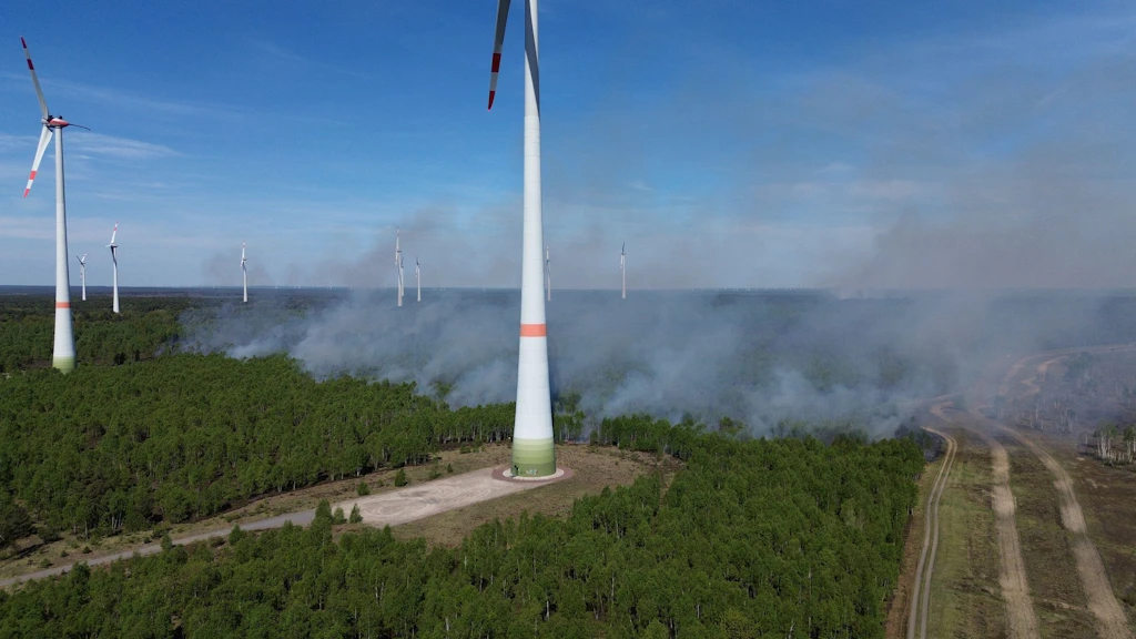 Waldbrand auf ehemaligem Truppenübungsplatz: Feuerwehr richtet Brandschutzstreifen ein