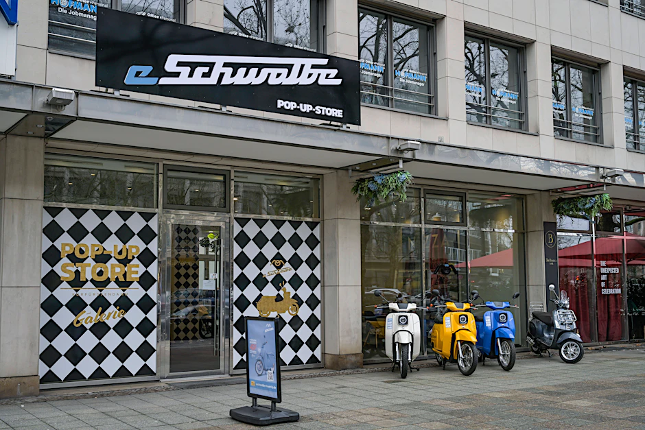 E-Schwalbe pop-up-store auf dem Kurfürstendamm in Berlin-Charlottenburg.