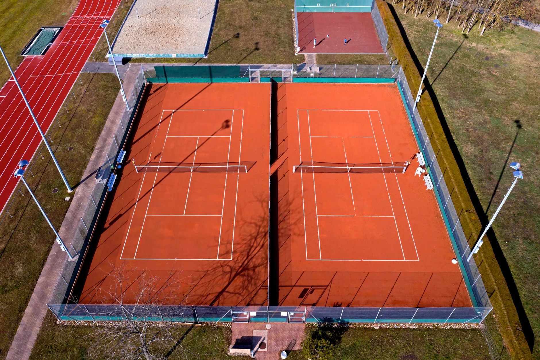 Tennisspielen sollte kein Reichensport sein. Die Preise müssen sinken.