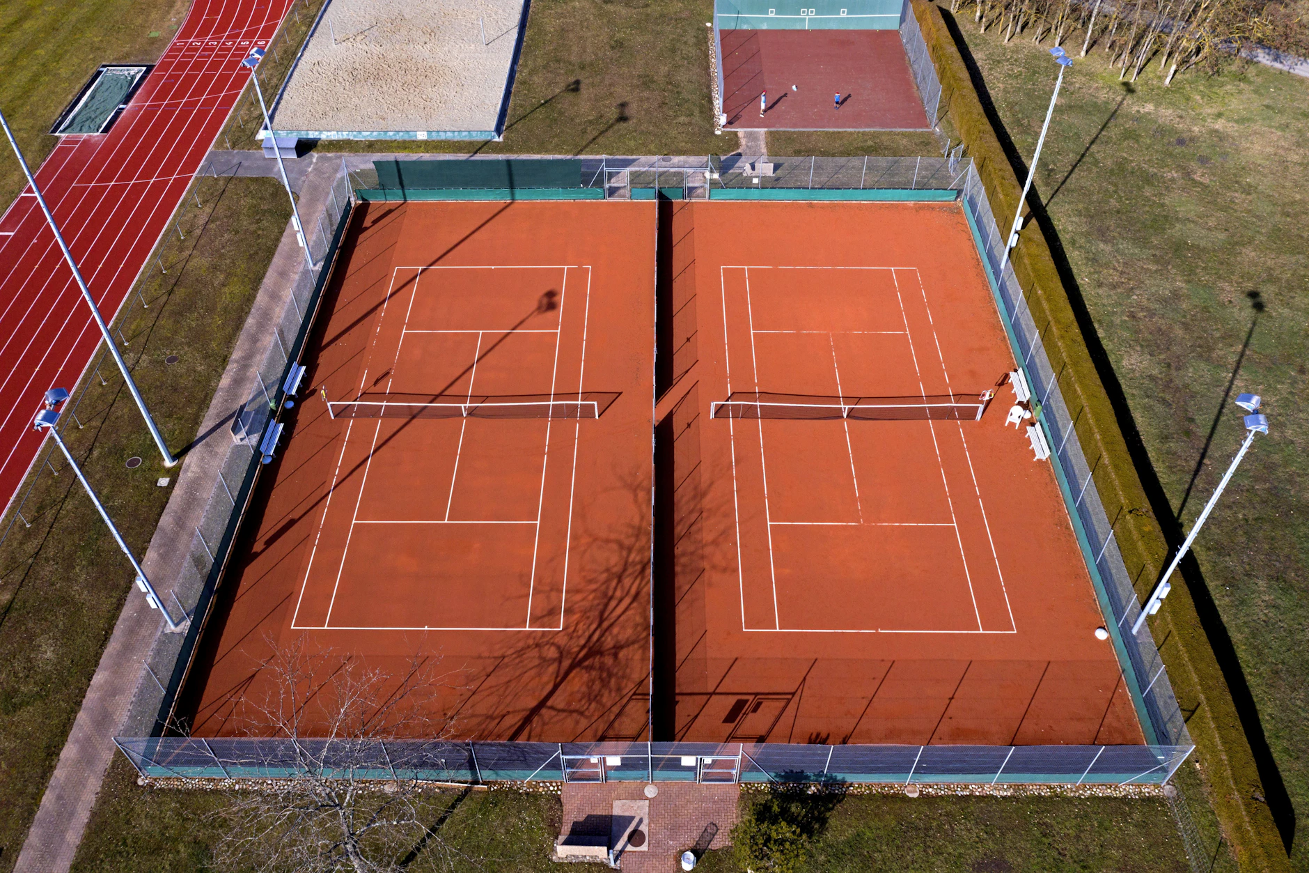 Tennisspielen sollte kein Reichensport sein. Die Preise müssen sinken.