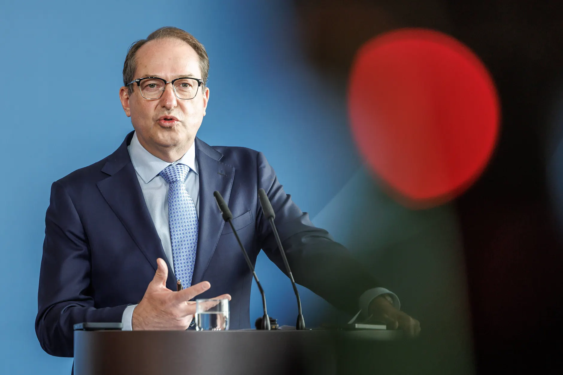Bundesinnenminister Alexander Dobrindt (CSU) hat eine Beamtenreform entworfen, die nur die Besoldung erhöht.