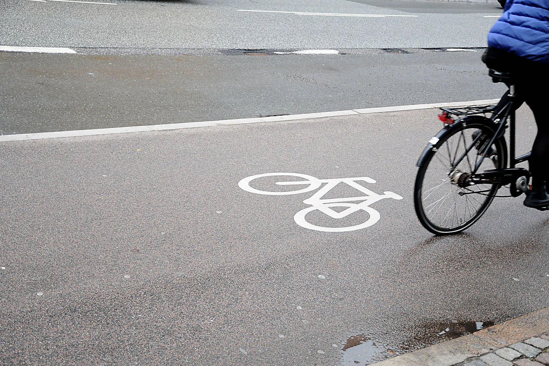 In Steglitz-Zehlendorf könnte ein Fahrradstreifen erstmals zugunsten der Autofahrer wieder abgeschafft werden. (Symbolbild)