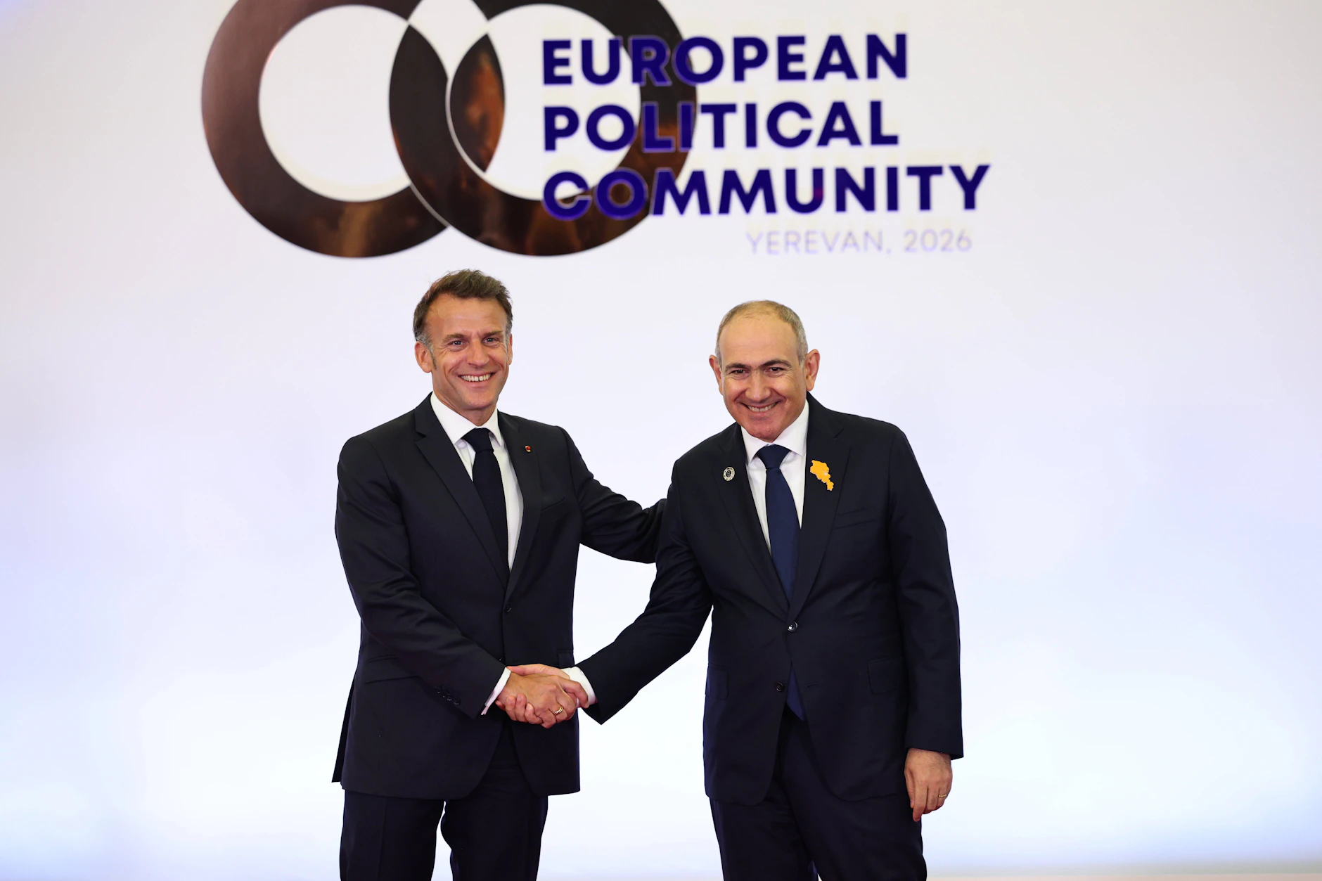 Frankreichs Präsident Emmanuel Macron wird in Jerewan von Armeniens Premierminister Nikol Paschinjan empfangen – er vertritt dort auch den deutschen Bundeskanzler.
