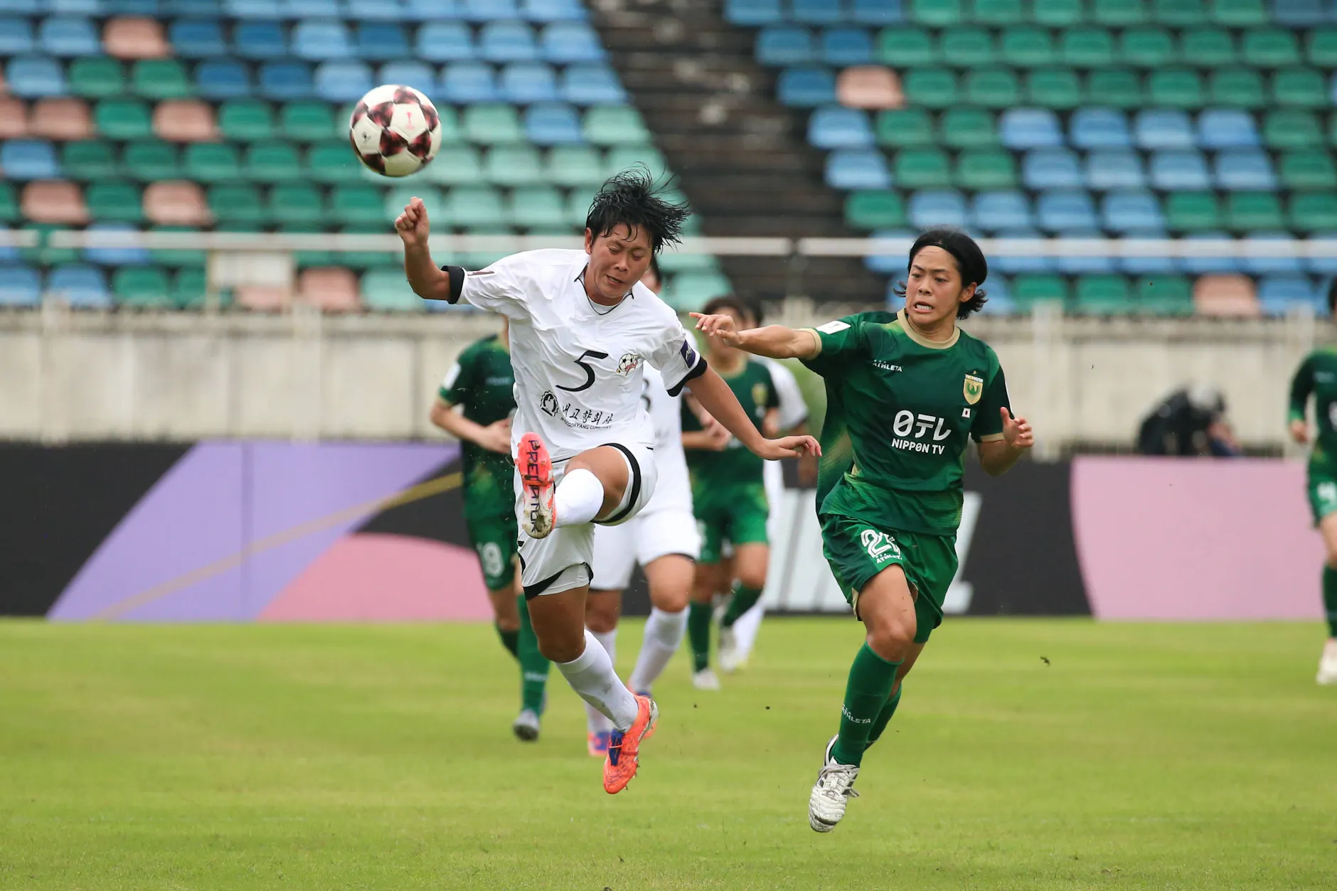 Ri Sin-ok (l.) vom nordkoreanischen Naegohyang Women’s FC im Spiel gegen Tokyo Verdy Beleza aus Japan bei der AFC Women’s Champions League im November 2025