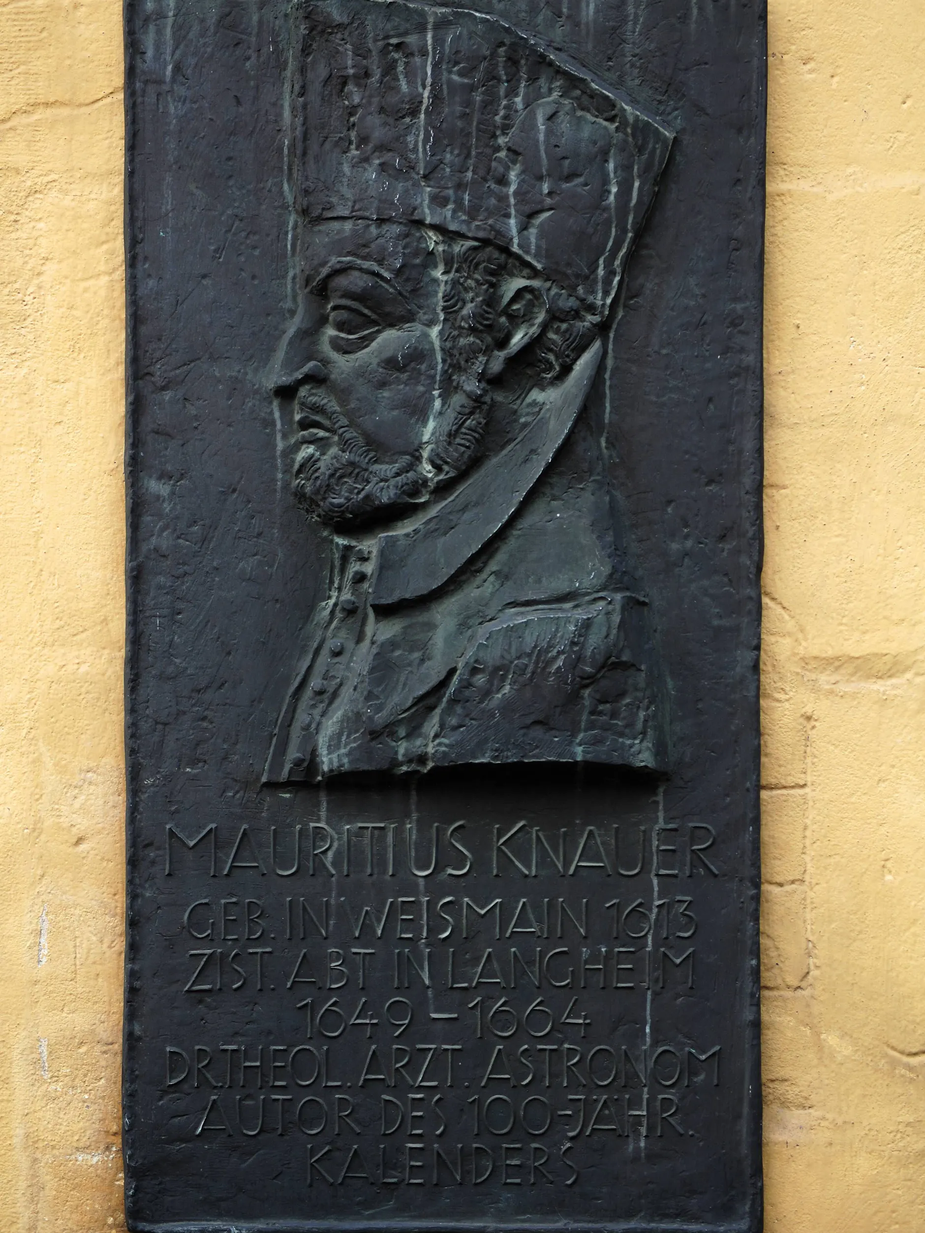 Gedenktafel für Mauritius Knauer am alten Rathaus in seiner Geburtsstadt Weismain in Oberfranken