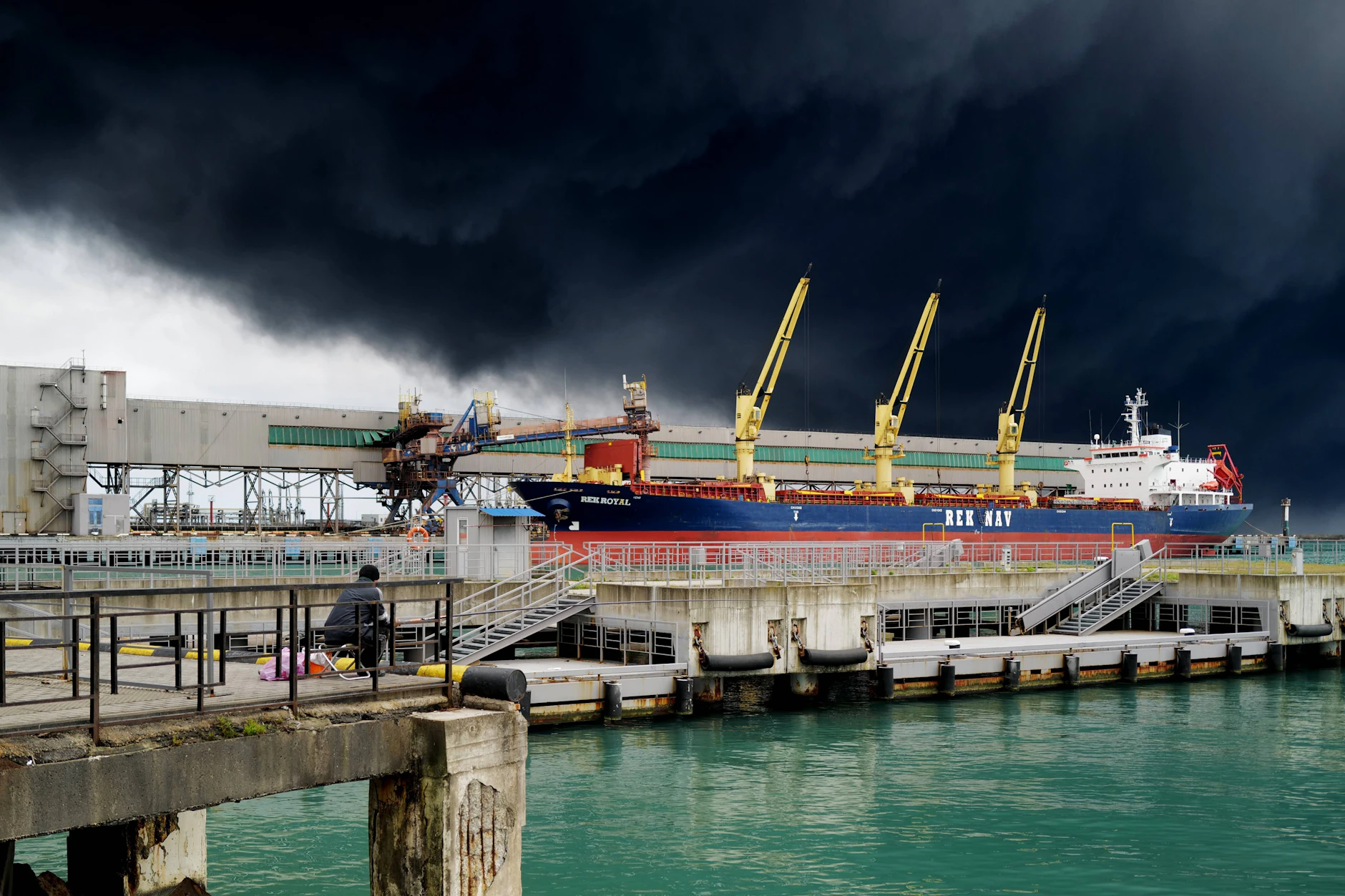 Rauch über Tuapse: Nach ukrainischen Drohnenangriffen steht der wichtige russische Ölhafen am Schwarzen Meer in Flammen – der Export läuft dennoch weiter.