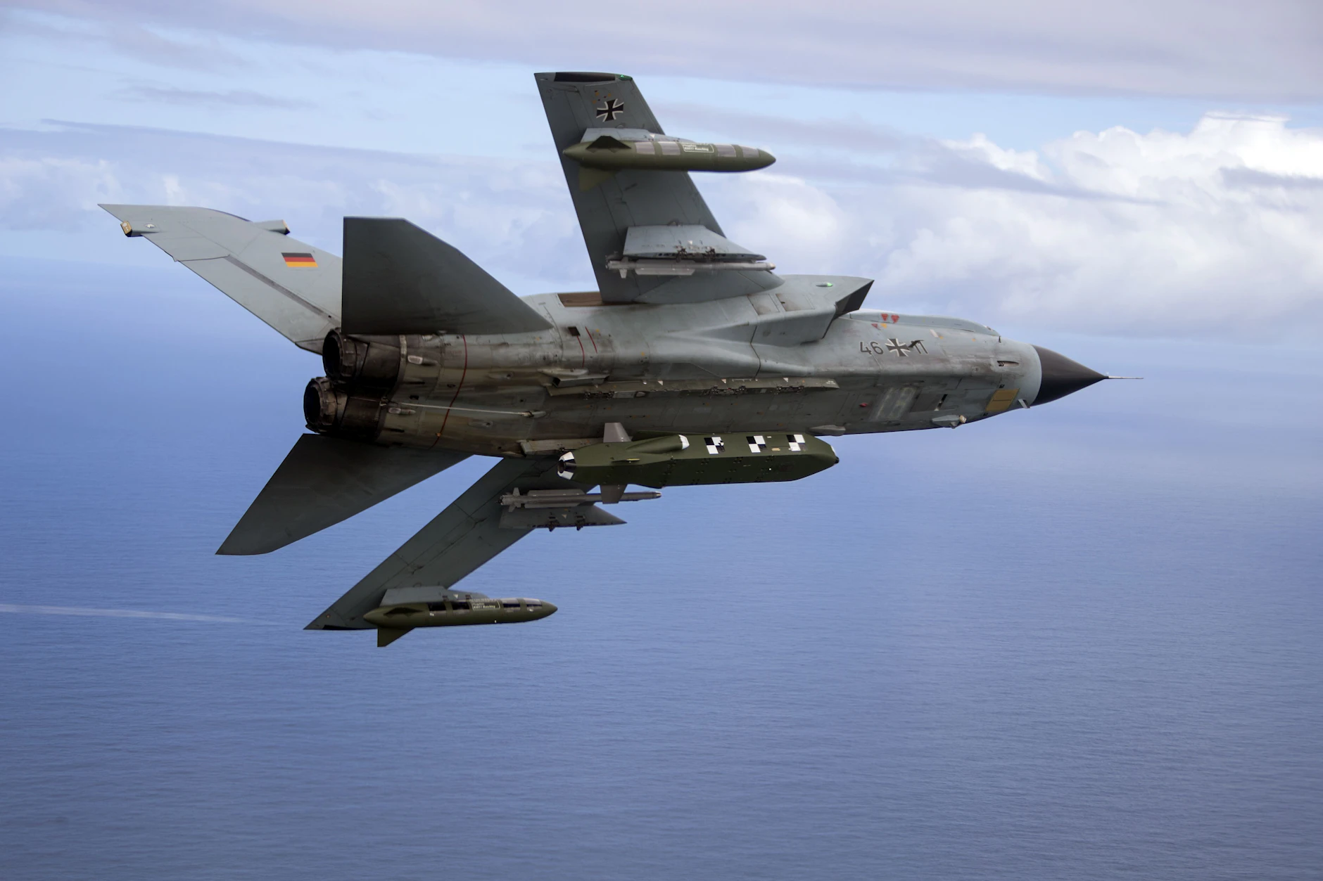 Ein Kampfjet Tornado IDS ASSTA 3.0, bestückt mit dem Lenkflugkörper Taurus