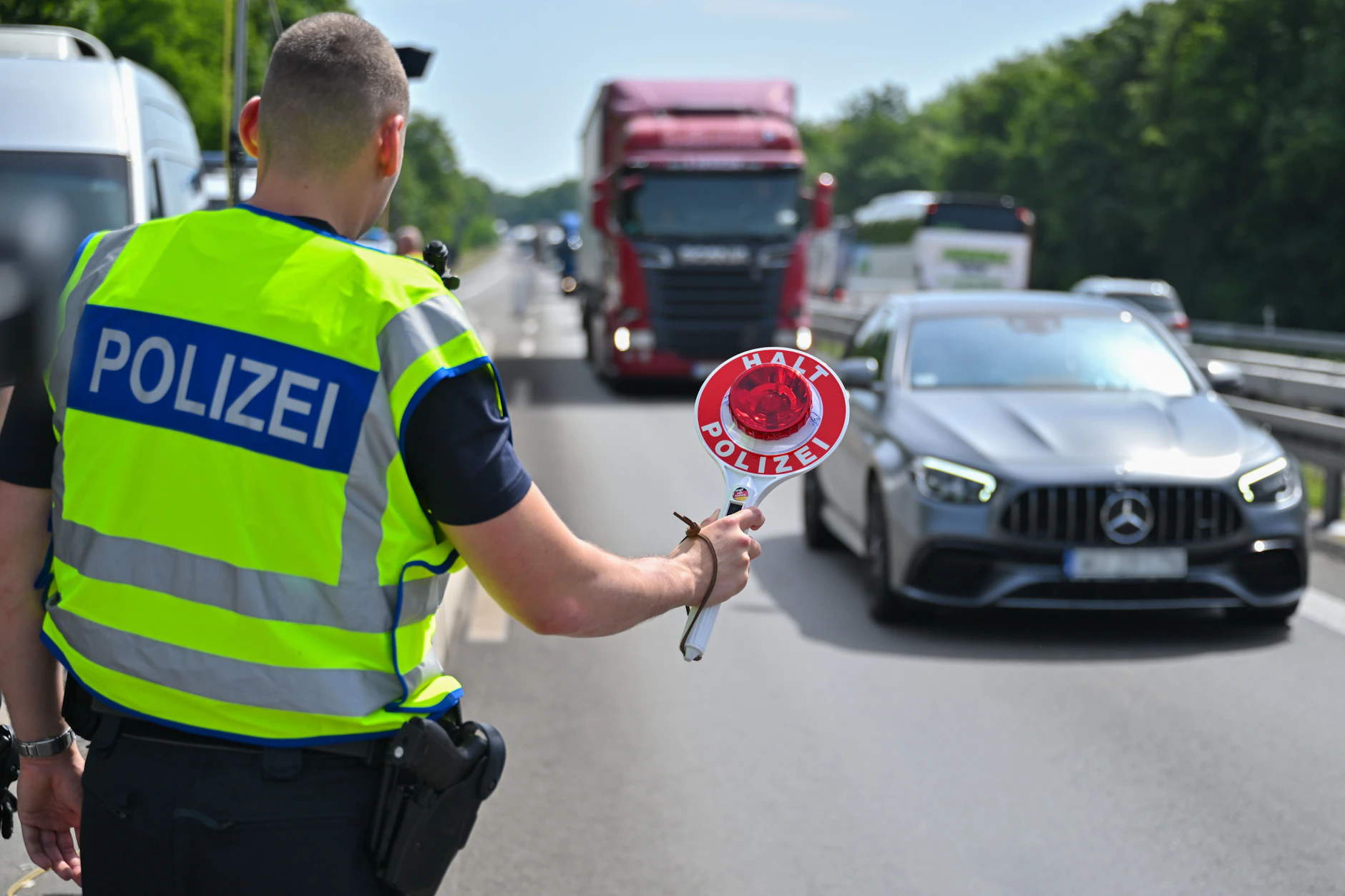 Ein Beamter der Bundespolizei nahe einem deutsch-polnischen Grenzübergang
