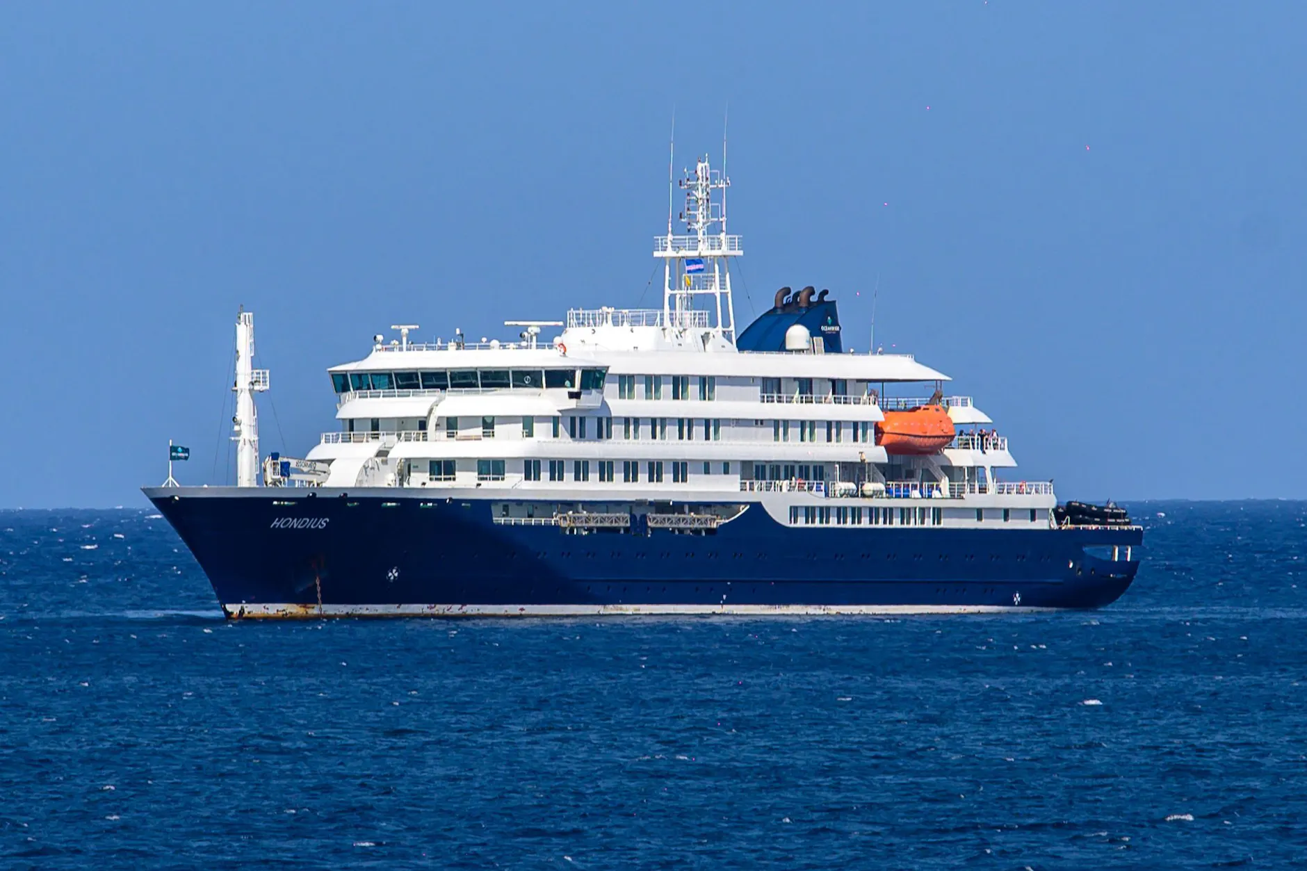 Die "MV Hondius" vor der Küste von Kap Verde – an Bord kam es zu einem tödlichen Hantavirus-Ausbruch mit drei Toten.