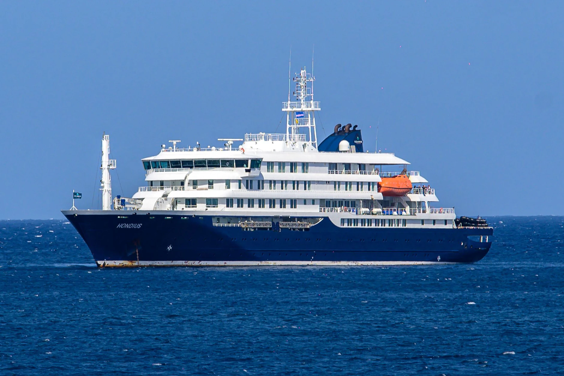 Die "MV Hondius" vor der Küste von Kap Verde – an Bord kam es zu einem tödlichen Hantavirus-Ausbruch mit drei Toten.