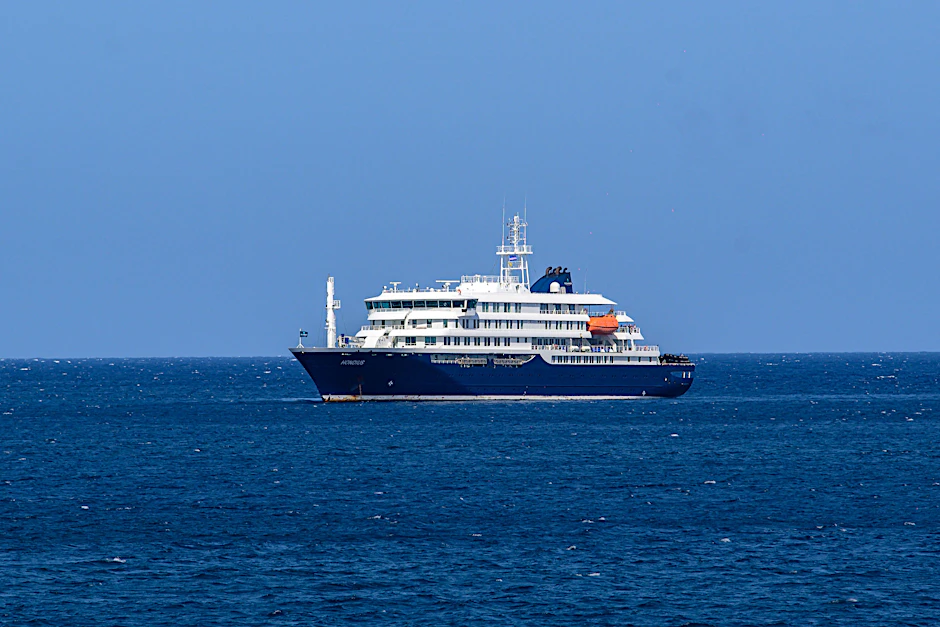 Die „MV Hondius“ vor der Küste von Kap Verde – an Bord kam es zu einem tödlichen Hantavirus-Ausbruch mit drei Toten.