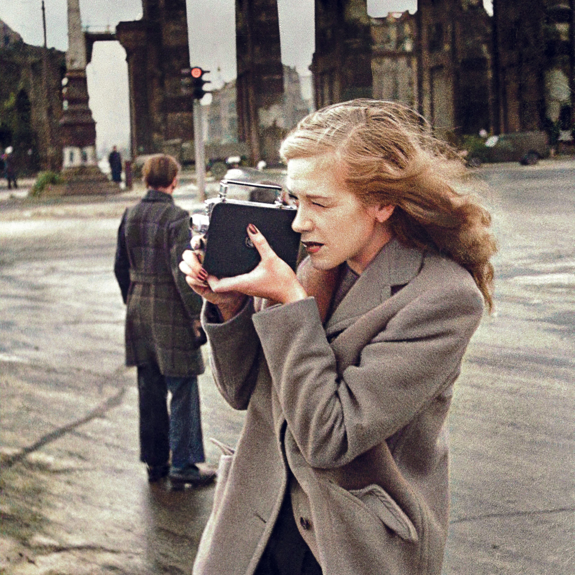 Hildegard Knef im zerbombten Berlin: Hier filmt sie am Brandenburger Tor, das später zu einem der Wahrzeichen der deutschen Teilung wurde. Das Foto entstand 1947.