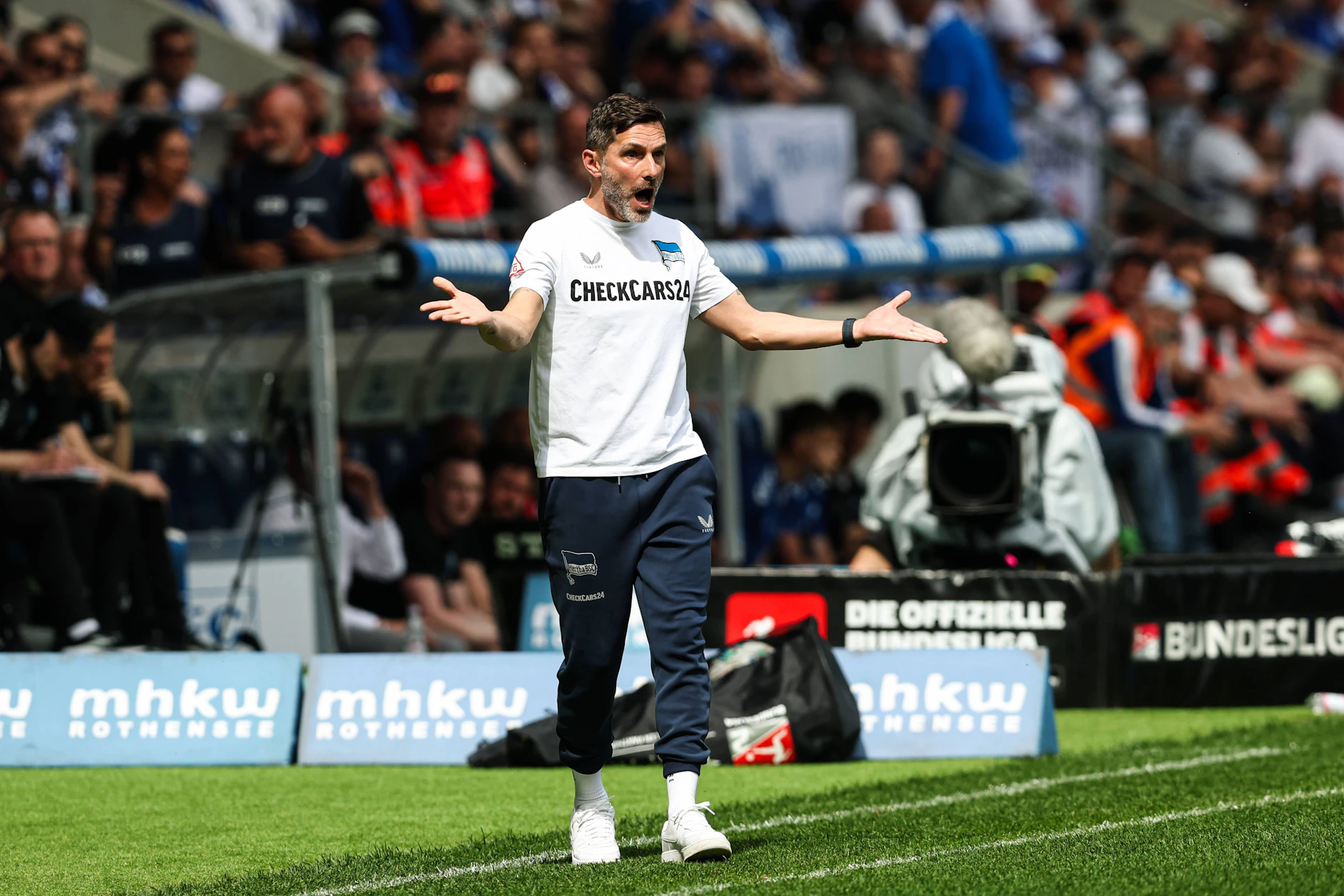 Hertha-Trainer Stefan Leitl konnte den harmlosen Auftritt beim 0:1 gegen Magdeburg nicht fassen und schrie immer wieder seine Profis an.