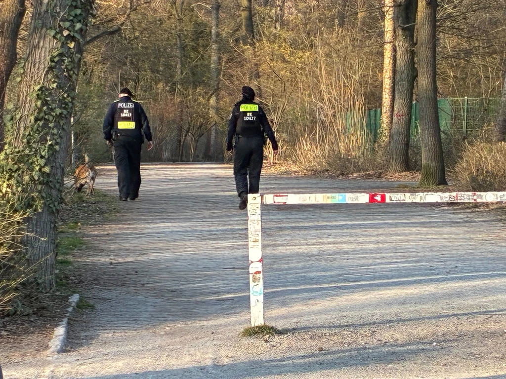 Einsatzkräfte der Polizei durchsuchten den Volkspark Hasenheide.