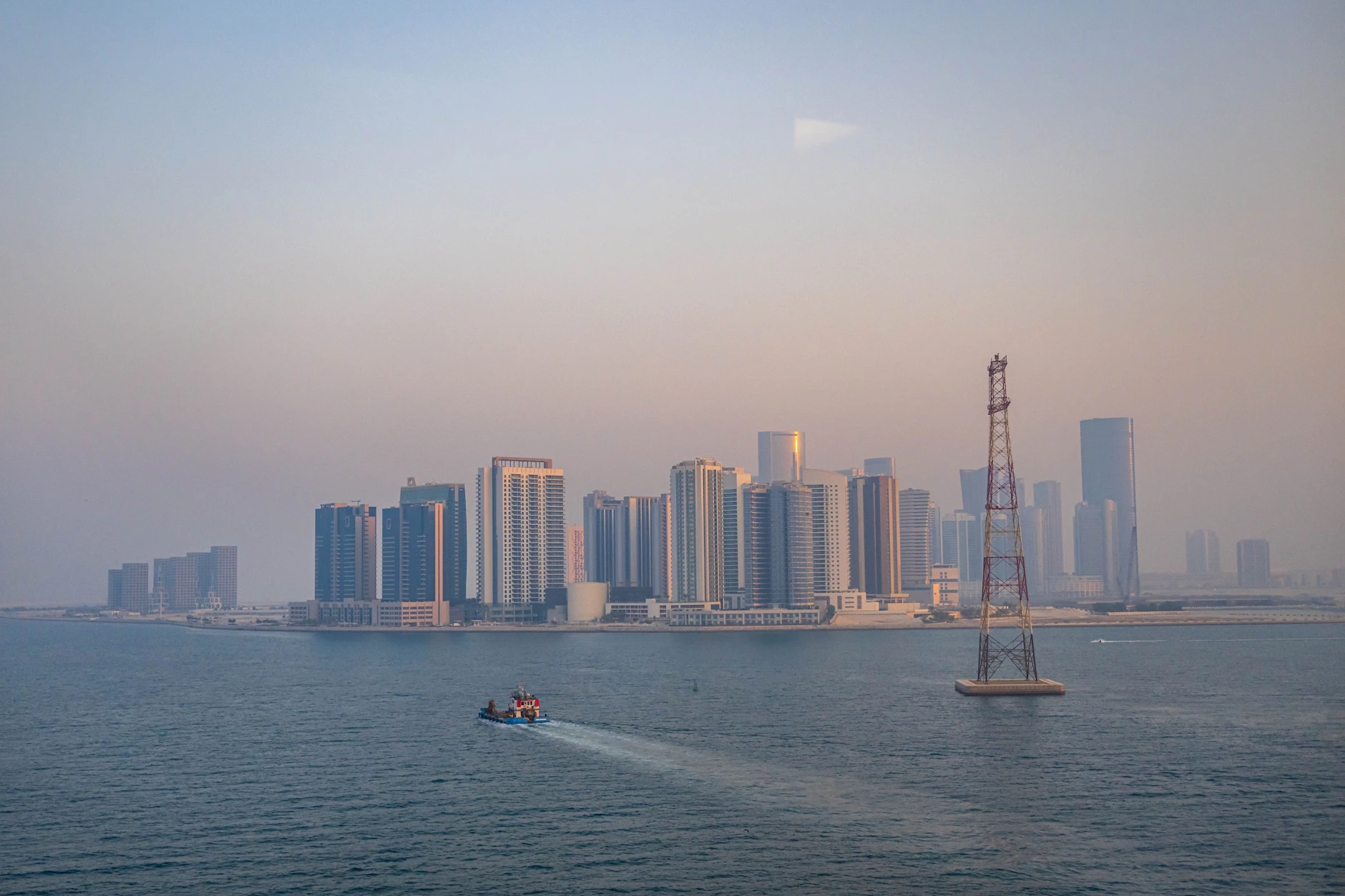Die Hochhäuser der Skyline von Abu Dhabi