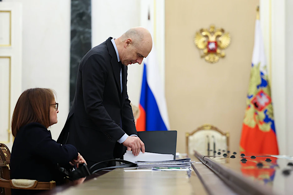 Zentralbankchefin Elvira Nabiullina und Finanzminister Anton Siluanow warten am 15. April 2026 auf ein Treffen mit Präsident Wladimir Putin im Kreml in Moskau. Symbolbild.
