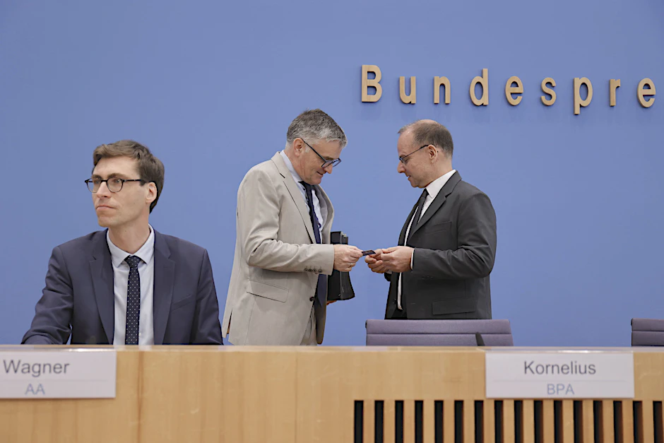 Regierungssprecher Stefan Kornelius (Mitte) hat ordentlich zu tun, um die Kommunikationspatzer seines Chefs schön zu reden.